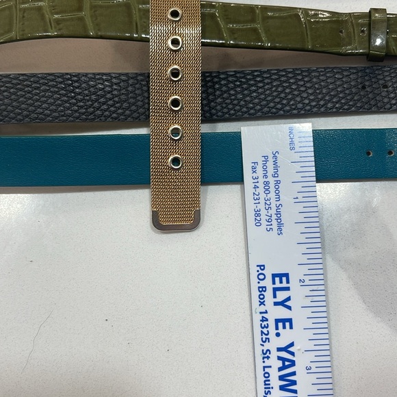 Watch with 10 interchangeable bands - Picture 2 of 3